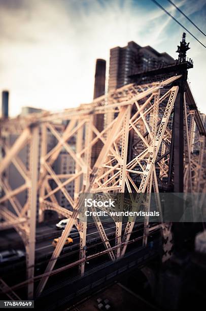 Photo libre de droit de Tilt Shift Vue Du Pont De Queensboro banque d'images et plus d'images libres de droit de Acier - Acier, Arc - Élément architectural, Charpente