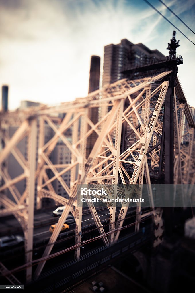 Inclinazione Maiusc vista di Queensboro Bridge - Foto stock royalty-free di Acciaio
