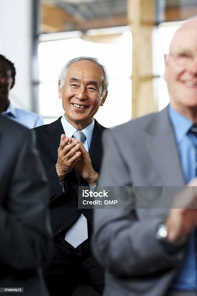 Gli uomini d'affari applaudire una buona presentazione - Foto stock royalty-free di Applaudire