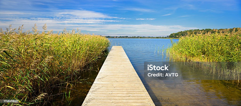 Promenade Dock sur la télécommande Lac sous ciel nuageux d'été - Photo de En bois libre de droits