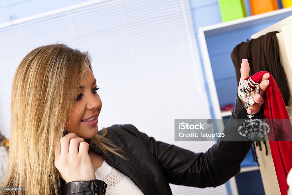 Женщины европеоидной расы shopper по телефону, любуясь Шарф в бутик магазин - Стоковые фото 20-24 года роялти-фри