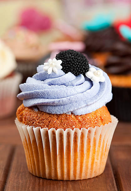 blackberry-cupcake - cupcake birthday birthday cake first place stock-fotos und bilder
