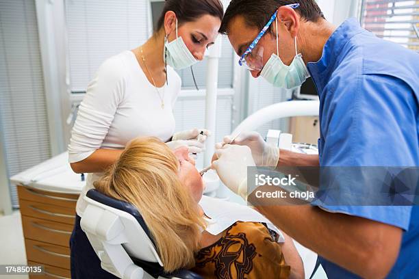 Medio Invecchiato Donna Al Dentistdoctor E Infermiere Di Lavoro - Fotografie stock e altre immagini di Adulto