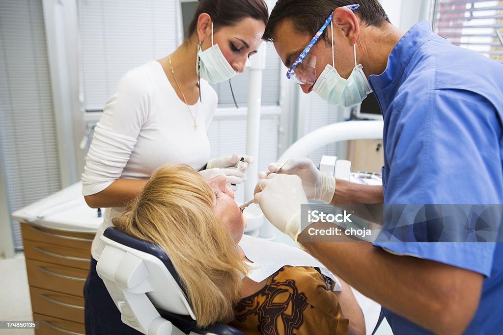 Средний возрасте женщина на dentist.doctor и медсестра работать - Стоковые фото Взрослый роялти-фри