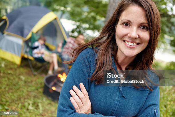 En Un Camping Viaje De La Familia Foto de stock y más banco de imágenes de Adulto - Adulto, Adulto joven, Aire libre