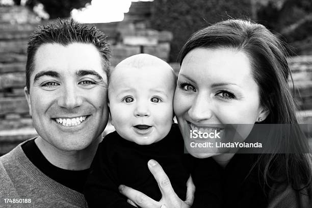 Foto de Feliz Retrato De Família e mais fotos de stock de 0-11 meses - 0-11 meses, 25-30 Anos, 6-11 meses