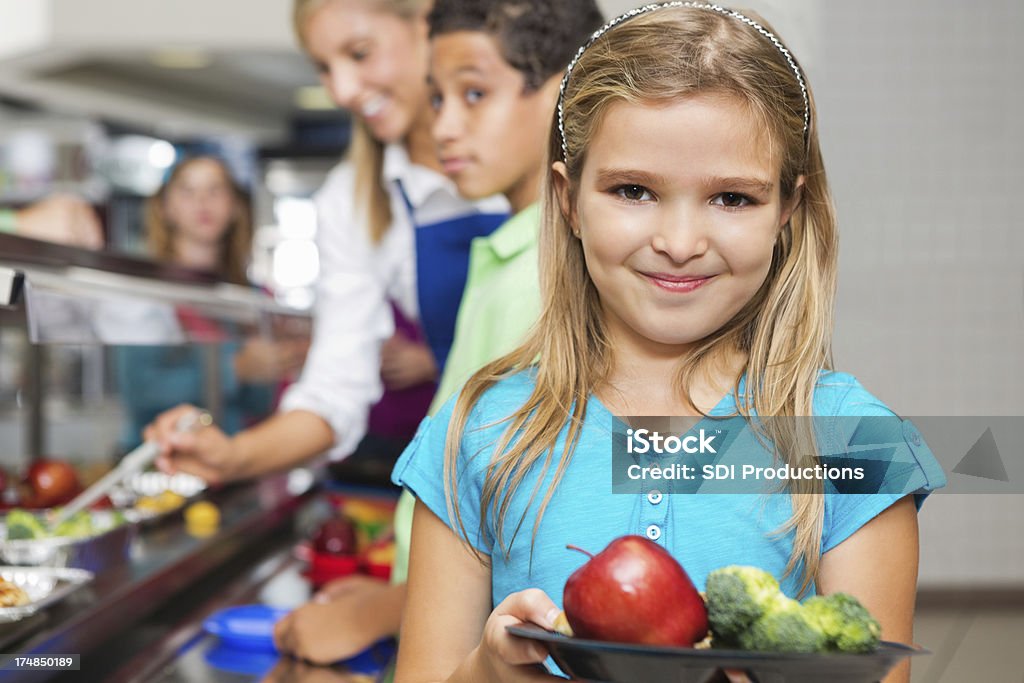 young girl in cafeteria línea con frutas y verduras - Foto de stock de Bandeja libre de derechos