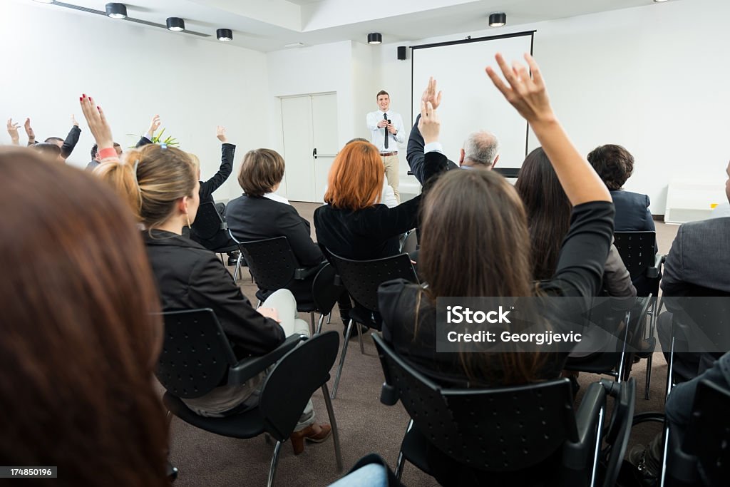 Деловой человек, поднимая руки в семинаре - Стоковые фото Бизнес роялти-фри