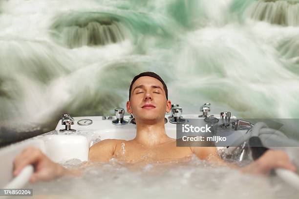 Junger Mann Genießen Sie Die Spabad Stockfoto und mehr Bilder von Badezimmer - Badezimmer, Wasserfall, Alternative Behandlungsmethode