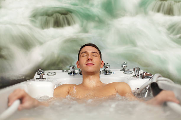 giovane uomo godendo il bagno spa - hidromassage bathtub women hot tub foto e immagini stock