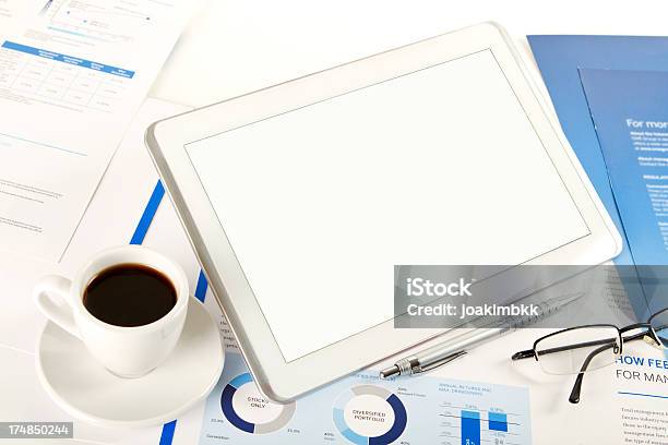 Tableta Digital Con Espacio De Copia Con Café Y Documentos Foto de stock y más banco de imágenes de Actividades bancarias