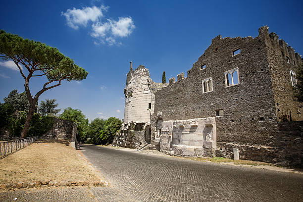 mausoleo de caecilia metella en la vía apia - caecilia metella fotografías e imágenes de stock