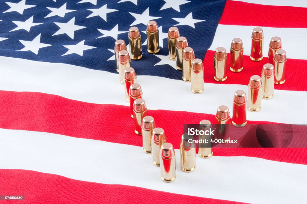 Bandera estadounidense con 40 calibre de balas - Foto de stock de Armamento libre de derechos