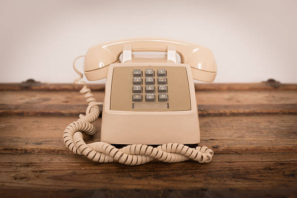 pulsante telefono vintage in legno vecchio tronco - obsolete landline phone old 1970s style foto e immagini stock