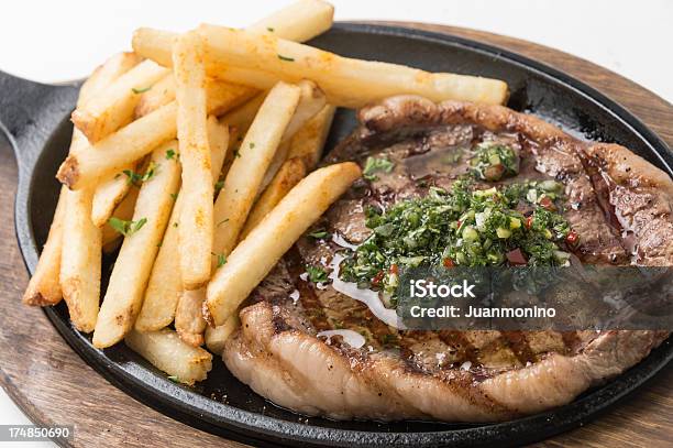 Photo libre de droit de Steak De Bœuf Grillé Et Sauce Chimichurri banque d'images et plus d'images libres de droit de Aliment - Aliment, Aliment grillé au charbon de bois, Aliments et boissons