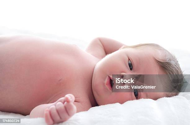 Neugeborenes Baby Blick In Die Kamera Stockfoto und mehr Bilder von 0-1 Monat - 0-1 Monat, 0-11 Monate, Anfang