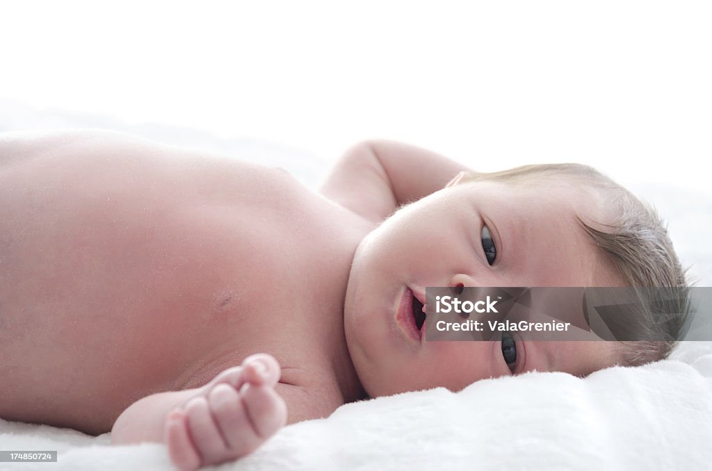 Recém-nascidos e bebê olhando para a câmera. - Foto de stock de 0-1 Mês royalty-free