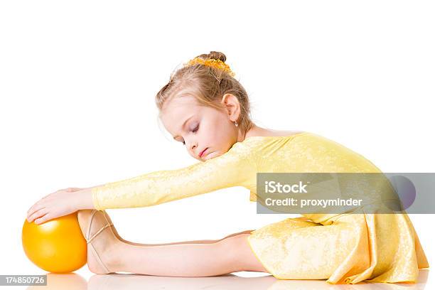 Photo libre de droit de Petite Fille Avec Un Ballon De Gymnastique Rythmique Isolé Sur Blanc banque d'images et plus d'images libres de droit de 6-7 ans