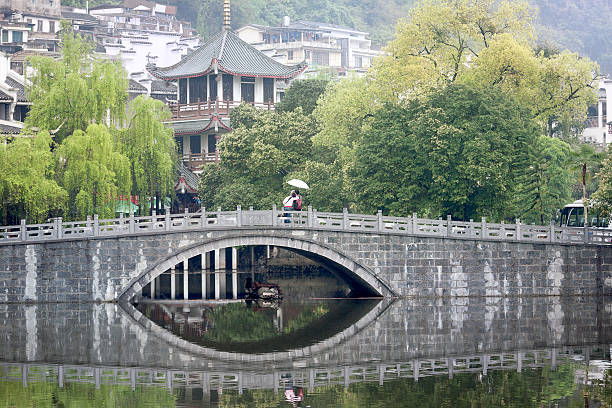 yangshou cidade de guangxi, china - bridge beauty in nature travel destinations yangshuo - fotografias e filmes do acervo