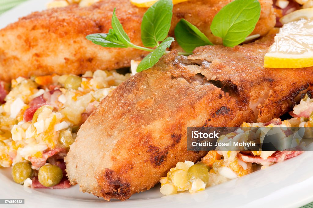 Almoço com frita e Salada potatoe Carpa - Royalty-free Almoço Foto de stock