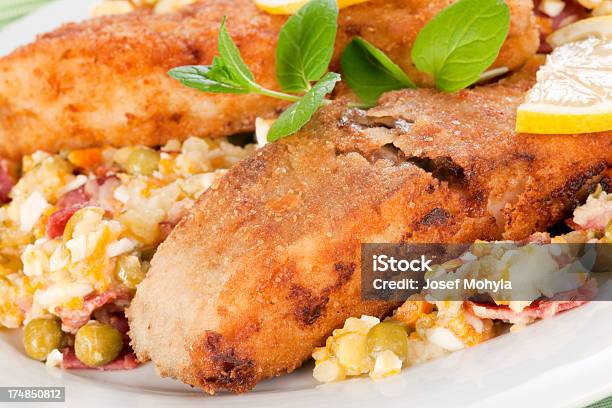 Almoço Com Frita E Salada Potatoe Carpa - Fotografias de stock e mais imagens de Almoço - Almoço, Bacon, Batata frita - Batatas Preparadas