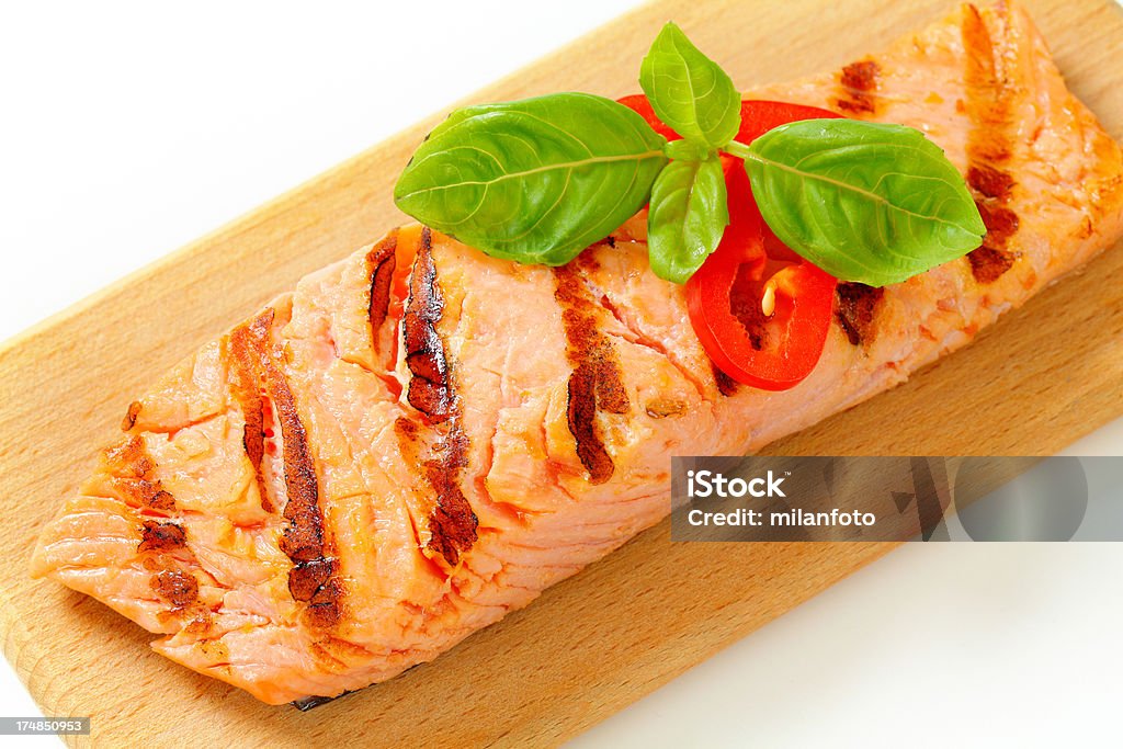 Gegrillter Lachs-steak auf ein Schneidebrett - Lizenzfrei Basilikum Stock-Foto