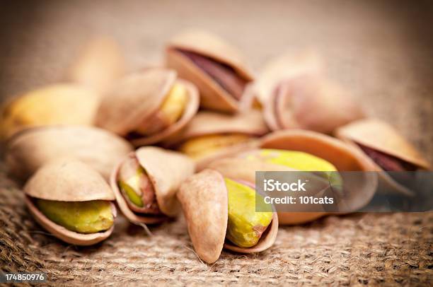 Chiflado Foto de stock y más banco de imágenes de Pistacho - Pistacho, Alimento, Arpillera