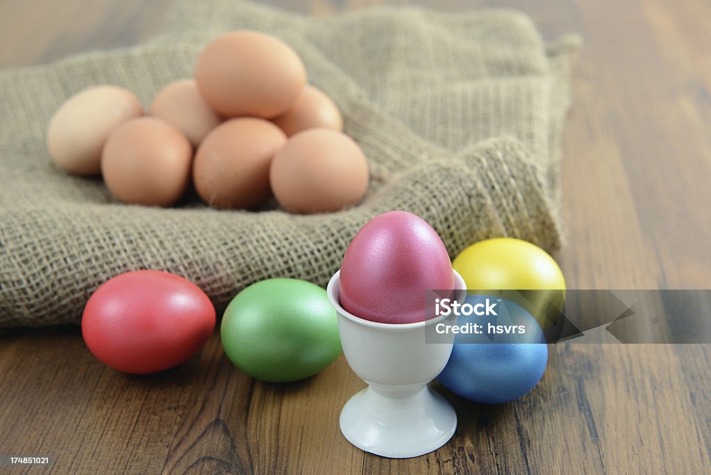 Ostern Eier in einem Eierbecher - Lizenzfrei Braun Stock-Foto