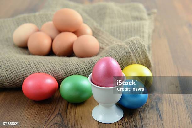 Ostern Eier In Einem Eierbecher Stockfoto und mehr Bilder von Braun - Braun, Bunte Fähnchen, Ei