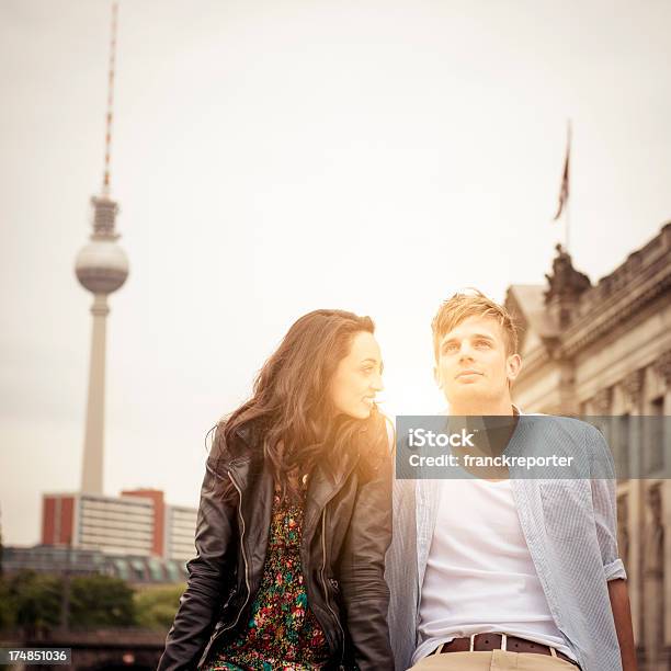 Photo libre de droit de Jeune Couple Flirter Dans Les Amateurs De Vacances À Berlin banque d'images et plus d'images libres de droit de Berlin