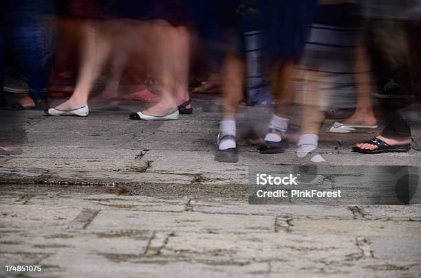 Movimento Offuscata Persone - Fotografie stock e altre immagini di Abbigliamento - Abbigliamento, Abbigliamento casual, Ambientazione esterna