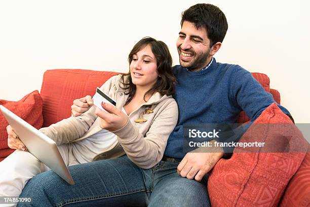 Relaxante No Sofá Com O Tablet - Fotografias de stock e mais imagens de 20-29 Anos - 20-29 Anos, Adolescente, Adulto