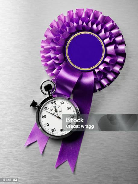 Cronómetro Con Una Cinta De Color Púrpura Y Rosetón Foto de stock y más banco de imágenes de Acero inoxidable