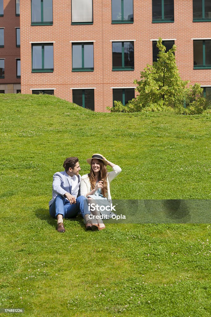 Casal jovem sentada na relva - Royalty-free 20-24 Anos Foto de stock