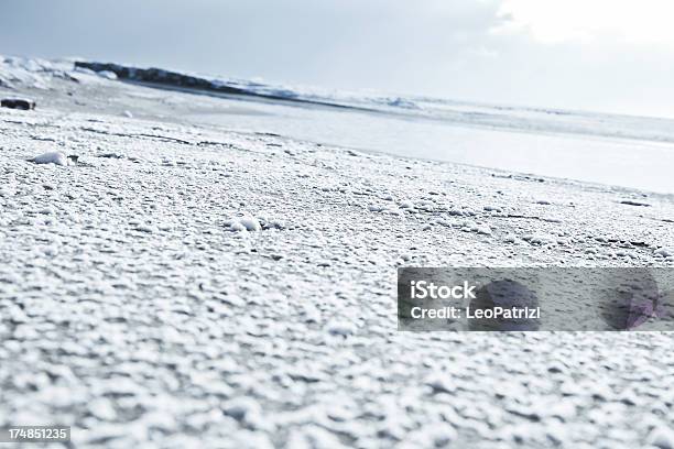 Snowy Krajobraz Na Plaży - zdjęcia stockowe i więcej obrazów Bez ludzi - Bez ludzi, Biały, Burza