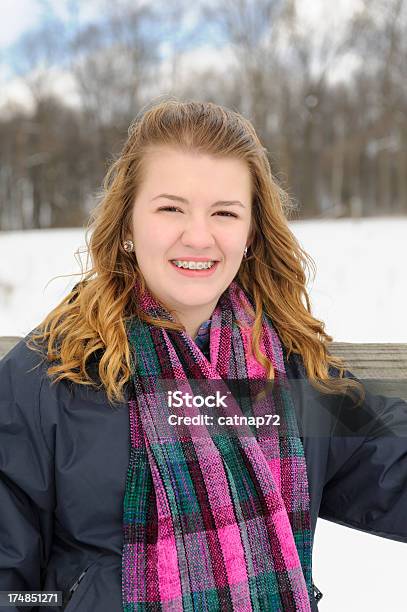 10 代の少女の屋外で冬の雪ヘッドショット歯列矯正器 - 14歳から15歳のストックフォトや画像を多数ご用意 - 14歳から15歳, 1人, アメリカ合衆国