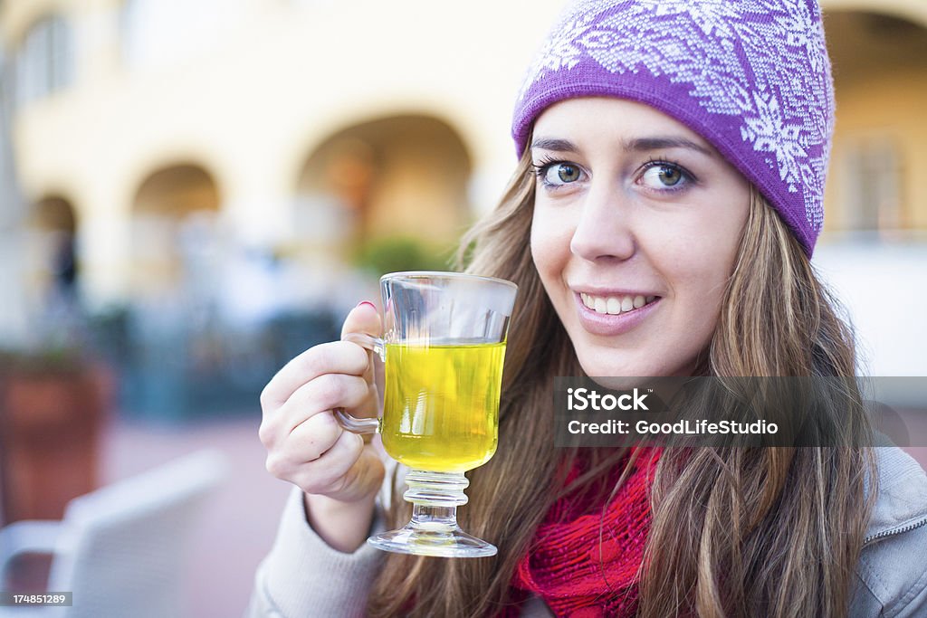Brunette trinkt Tee - Lizenzfrei Alkoholfreies Getränk Stock-Foto