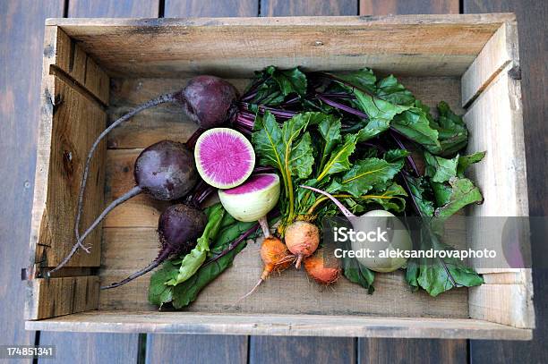 Foto de Legumes Em Uma Caixa e mais fotos de stock de Alimentação Saudável - Alimentação Saudável, Beterraba - Tubérculo, Comida