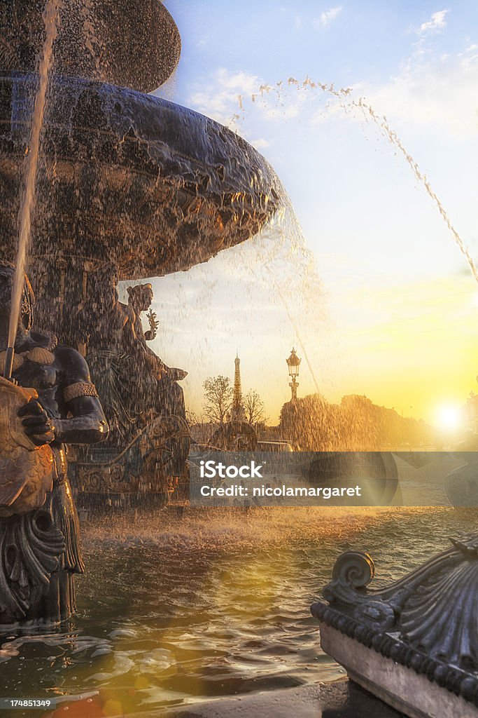 Atardecer de la ciudad de París: Torre Eiffel en el fondo - Foto de stock de Anochecer libre de derechos