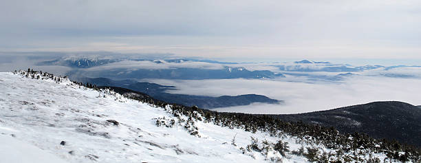 panorama do monte moosilauke undercast - otherworldy - fotografias e filmes do acervo