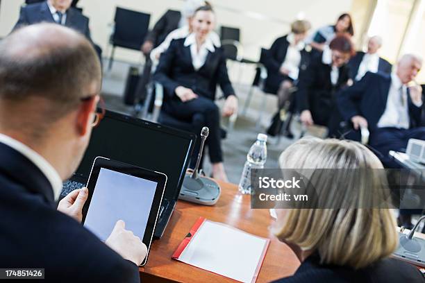 Foto de Empresário Com Tablet Digital e mais fotos de stock de Adulto - Adulto, Aprender, Bem vestido