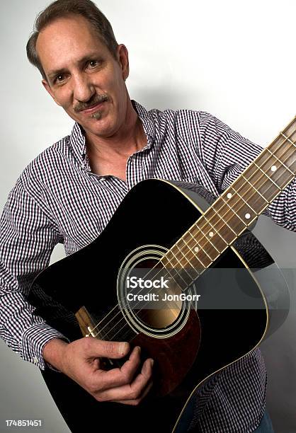 Happy Country Musicianpose Mit Akustikgitarre Stockfoto und mehr Bilder von Akustikgitarre - Akustikgitarre, Blick in die Kamera, Darstellender Künstler