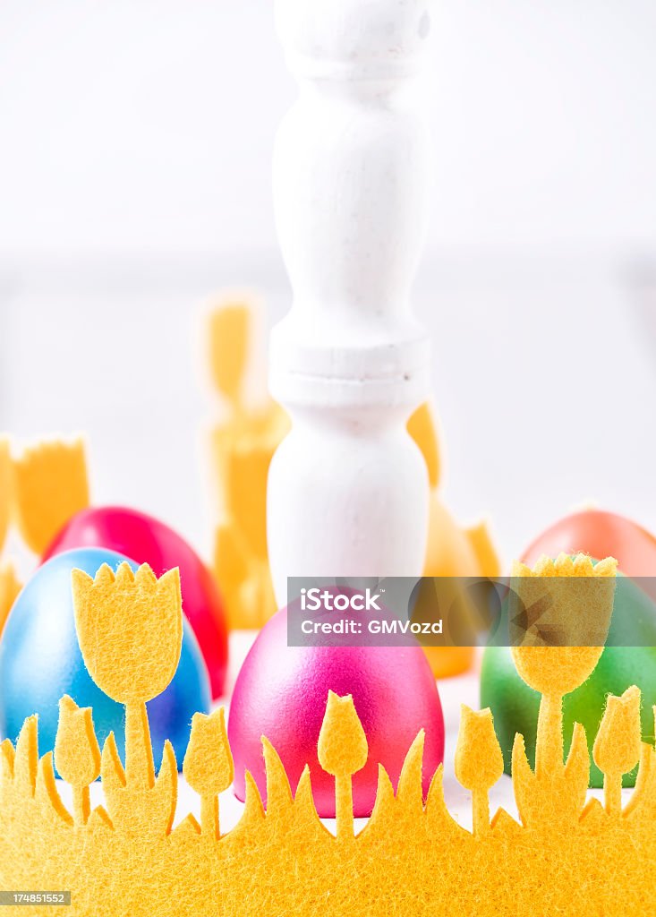 Uova di Pasqua colorate decorate su sfondo in legno - Foto stock royalty-free di Cestino