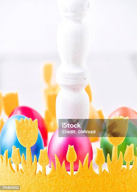 Uova Di Pasqua Colorate Decorate Su Sfondo In Legno - Fotografie stock e altre immagini di Cestino