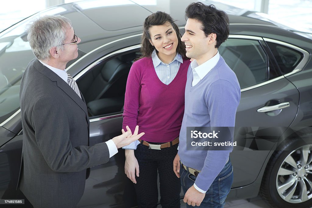 Paar Kauf eines Autos. - Lizenzfrei Abmachung Stock-Foto