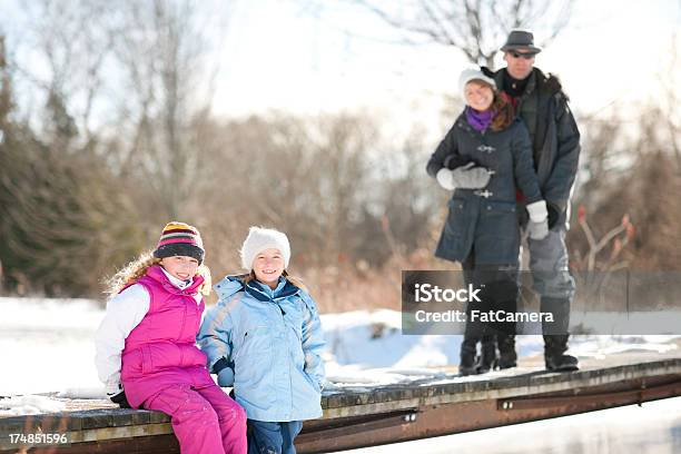 Foto de Família Fora Na Neve e mais fotos de stock de 10-11 Anos - 10-11 Anos, 30 Anos, 6-7 Anos