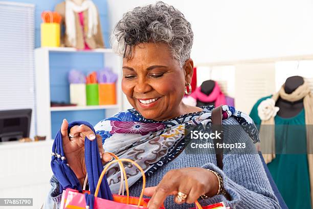 消費主義シニア黒人女性のブティックショップでご購入いただけます - アフリカ民族のストックフォトや画像を多数ご用意 - アフリカ民族, 女性, 女性一人
