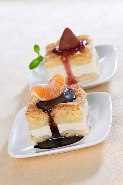 cheesecakes com tangerina e morango - cheesecake small syrup cottage cheese imagens e fotografias de stock