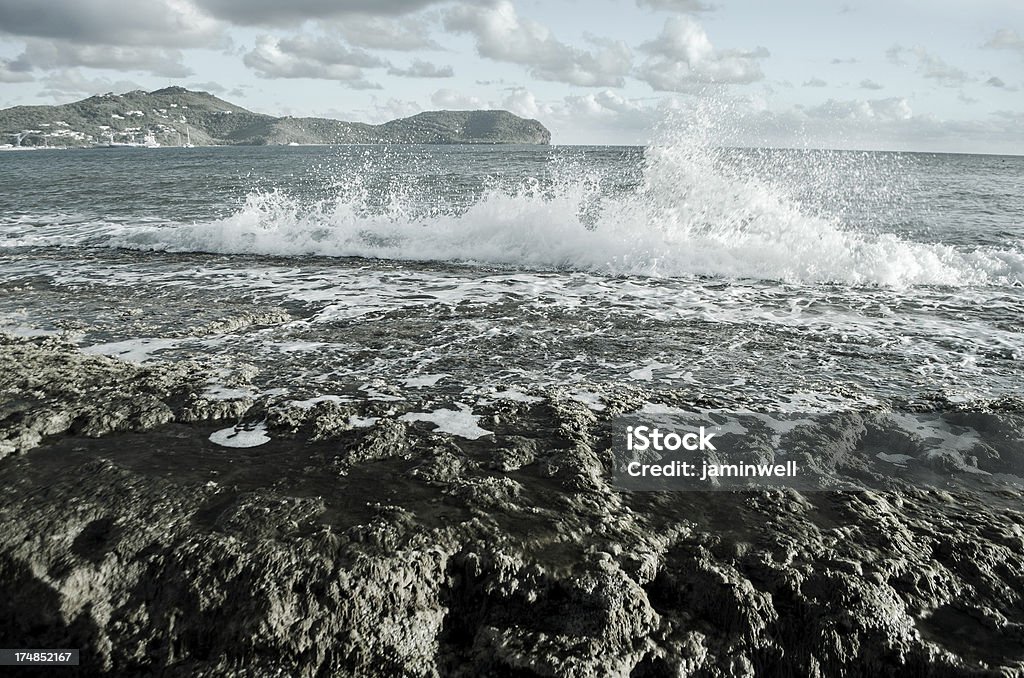 Eau splash sur rocky récif artificiel - Photo de Baie - Eau libre de droits