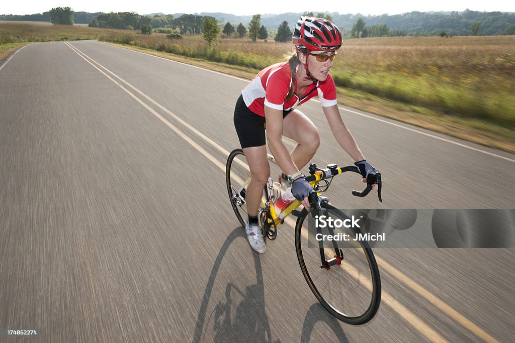 A andar de bicicleta na estrada Rural - Royalty-free Adulto Foto de stock